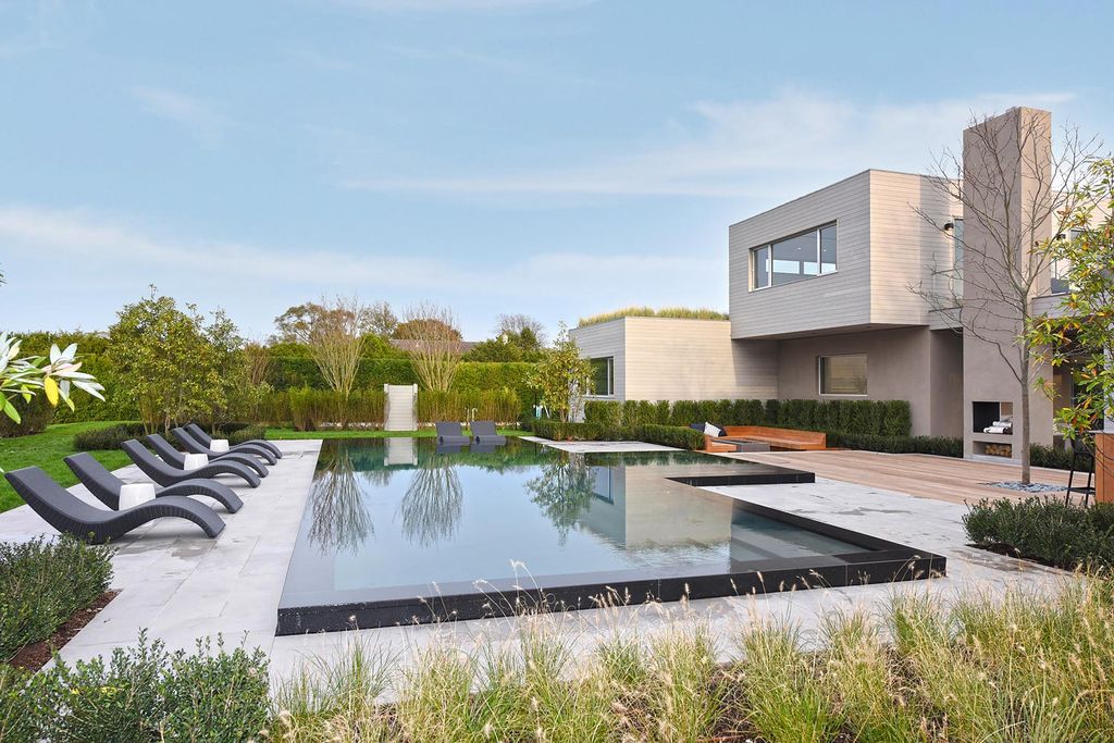 This Exclusive Unparalleled Mansion in Las Vegas Designed by Jason Thomas Architect of Southampton and executed by Sagaponack Builders. This villa has it all: value, location, super generous plot, picturesque setting, top-quality construction, cutting-edge equipment, functionality and elegance of interiors.