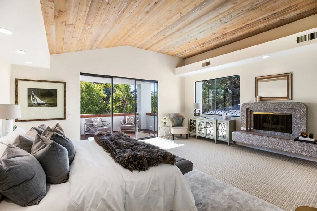 Extravagant Contemporary Residence in Los Angeles California 1
