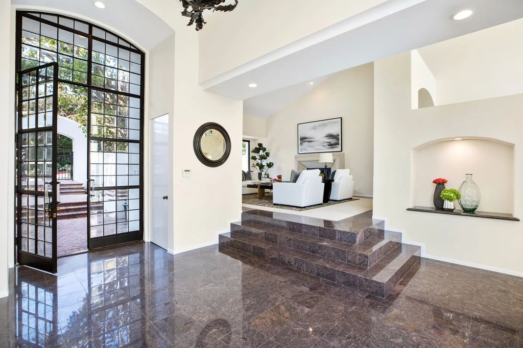 Extravagant Contemporary Residence in Los Angeles, California