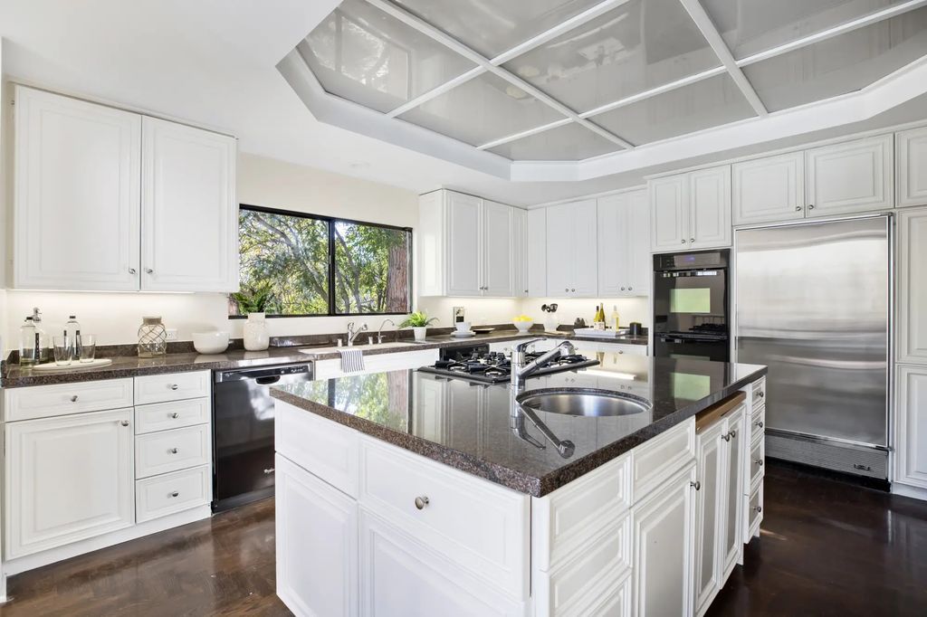 Extravagant Contemporary Residence in Los Angeles, California