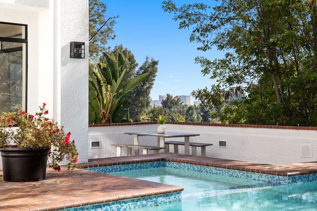 Extravagant Contemporary Residence in Los Angeles, California