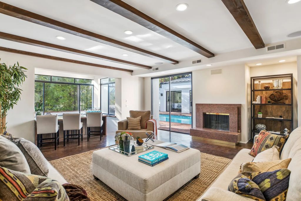 Extravagant Contemporary Residence in Los Angeles California 16