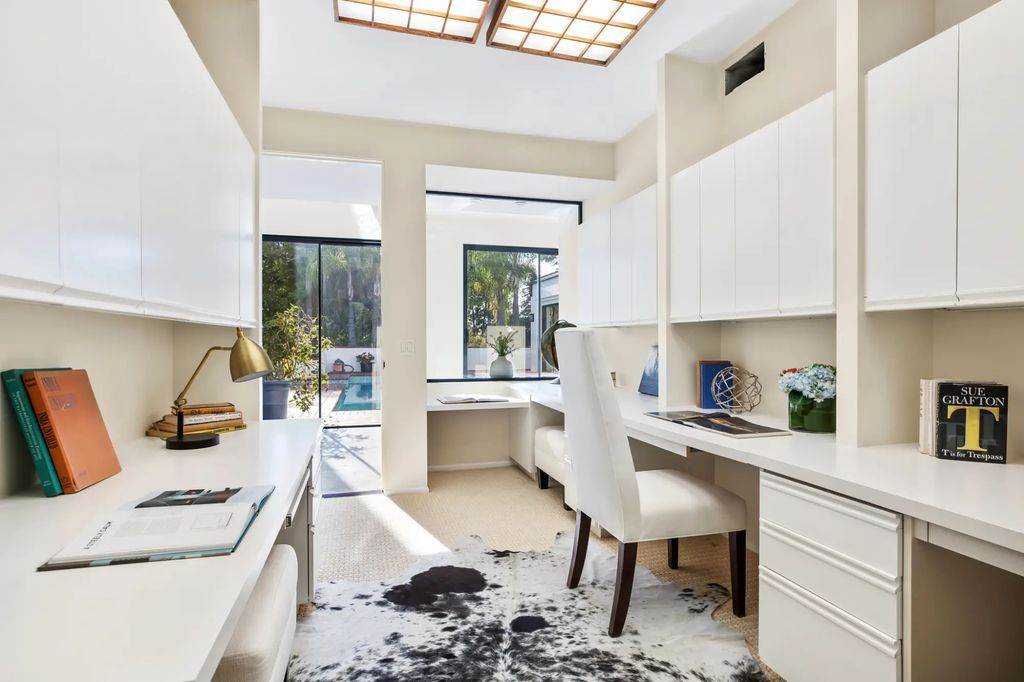 Extravagant Contemporary Residence in Los Angeles California 23