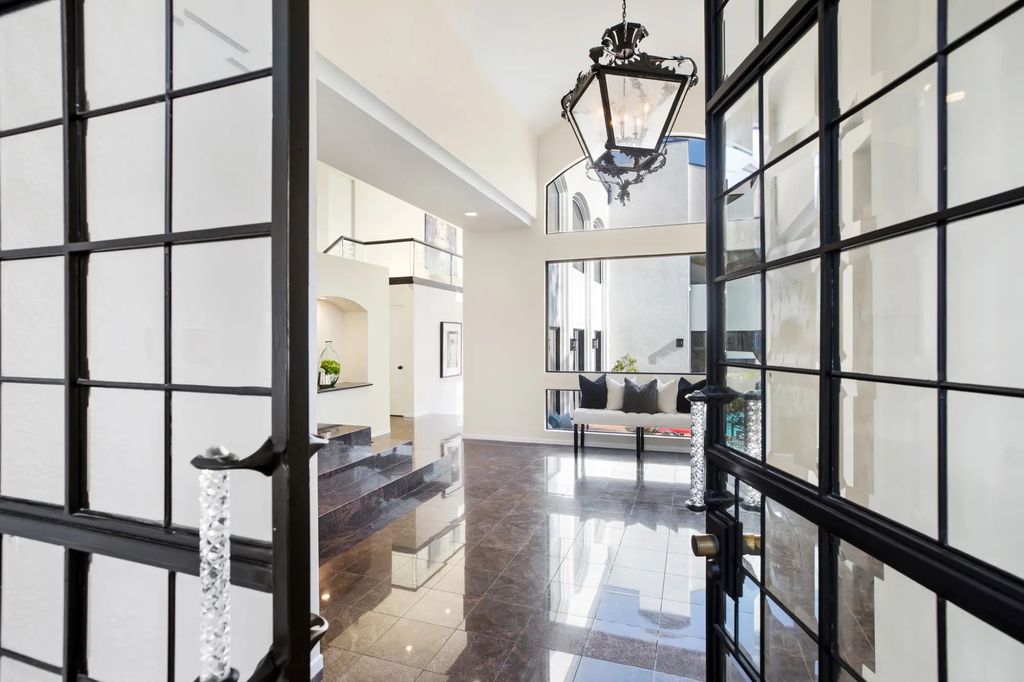 Extravagant Contemporary Residence in Los Angeles California 3