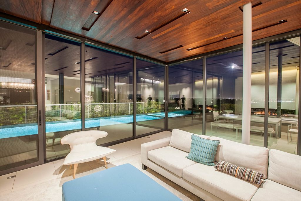 Friendly Architectural House in Florida with a sun power solar system