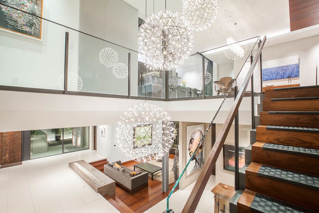 Friendly Architectural House in Florida with a sun power solar system