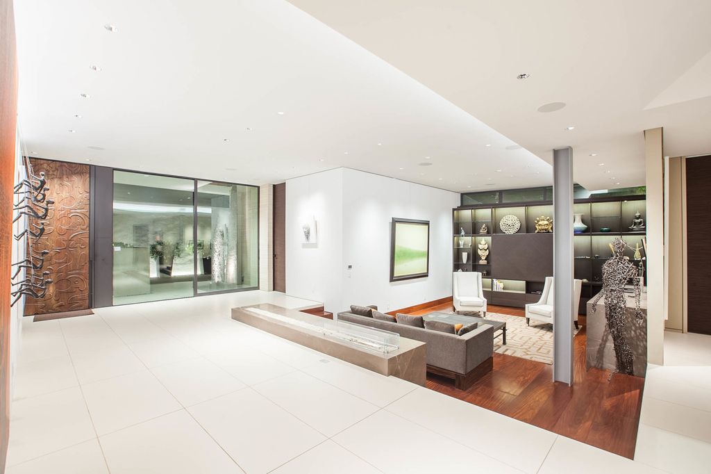 Friendly Architectural House in Florida with a sun power solar system