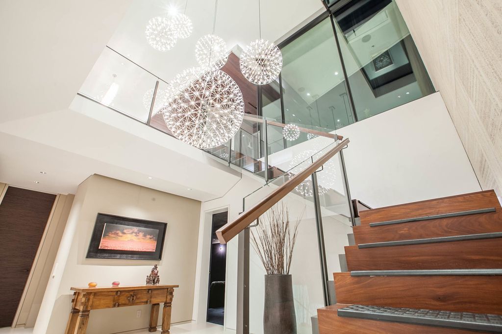 Friendly Architectural House in Florida with a sun power solar system