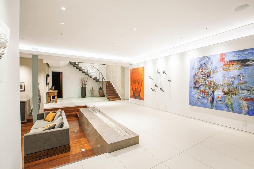 Friendly Architectural House in Florida with a sun power solar system