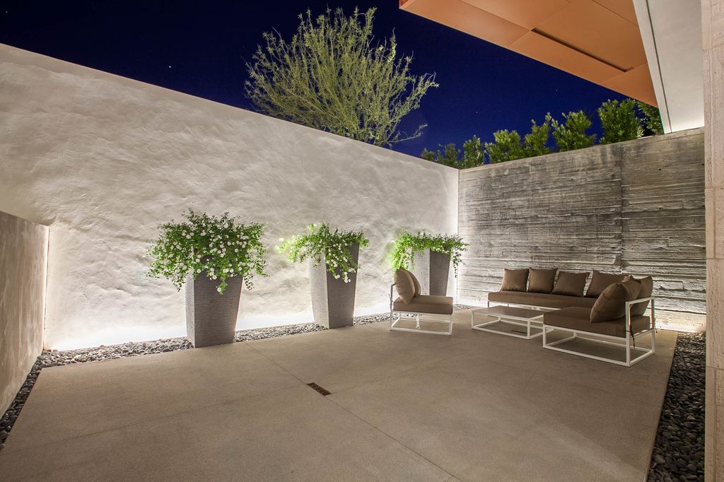 Friendly Architectural House in Florida with a sun power solar system