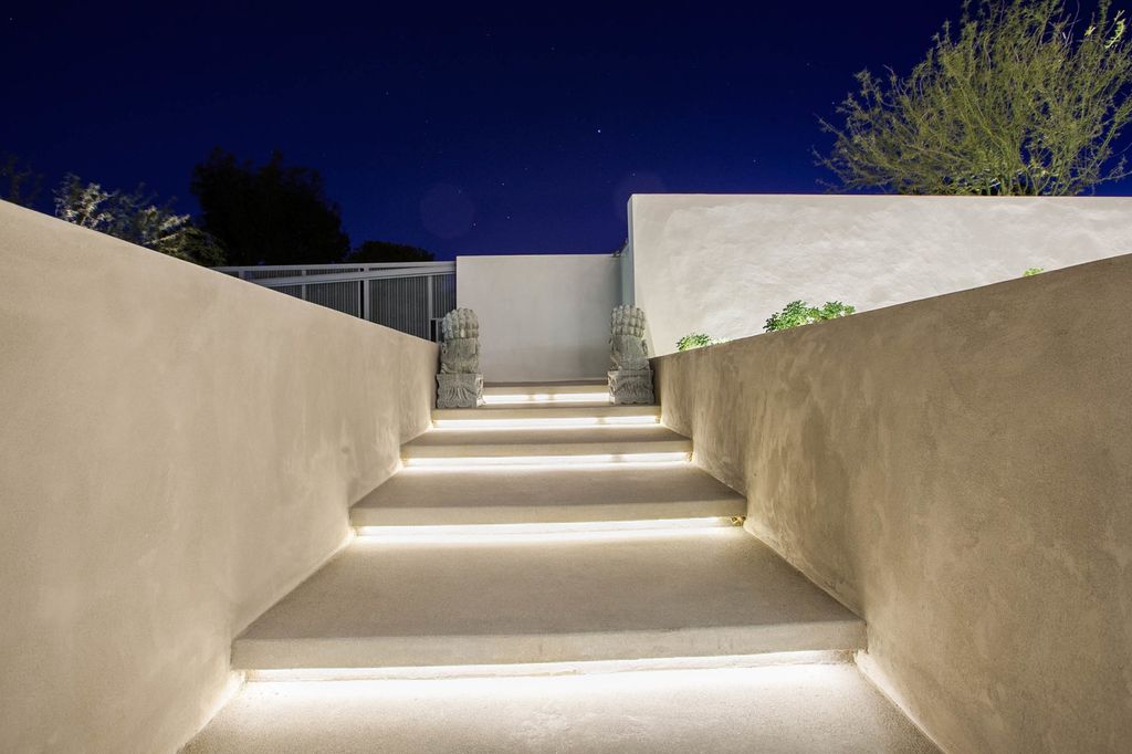 Friendly Architectural House in Florida with a sun power solar system