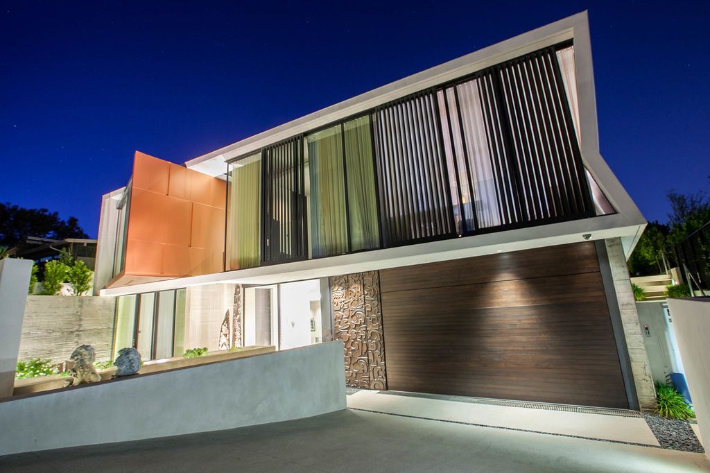 Friendly Architectural House in Florida with a sun power solar system