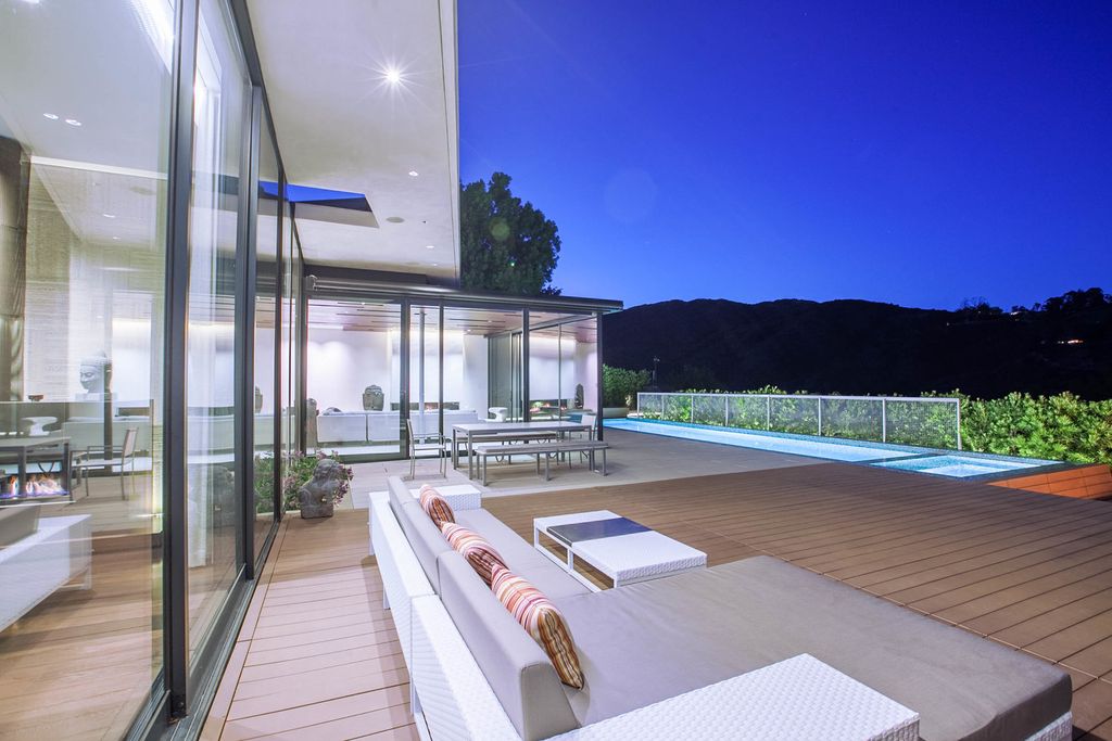 Friendly Architectural House in Florida with a sun power solar system
