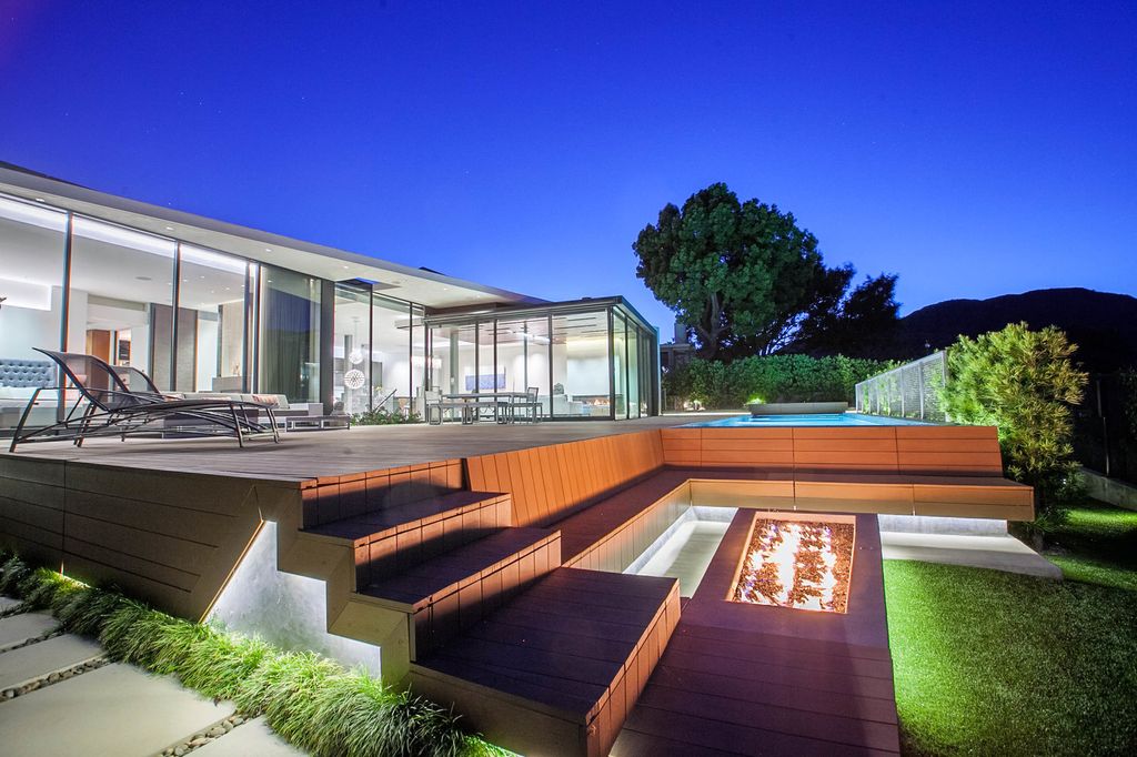Friendly Architectural House in Florida with a sun power solar system
