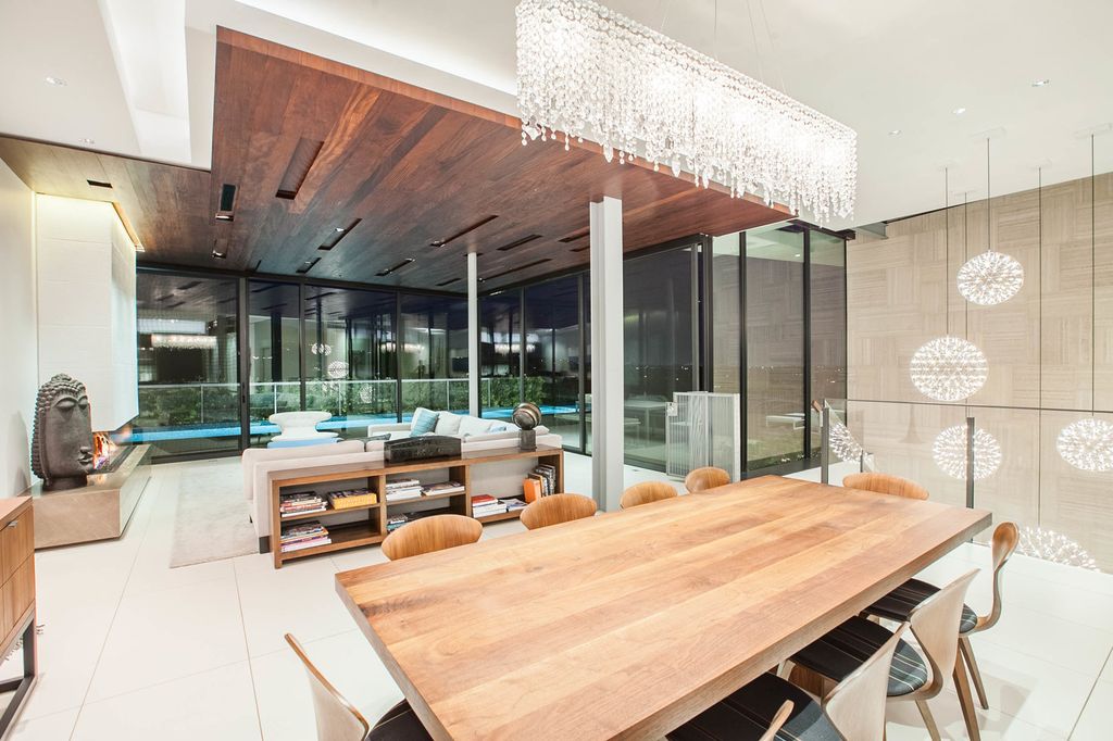 Friendly Architectural House in Florida with a sun power solar system