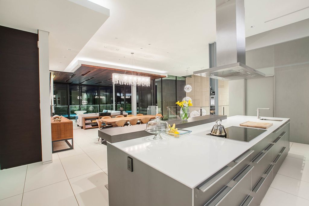 Friendly Architectural House in Florida with a sun power solar system