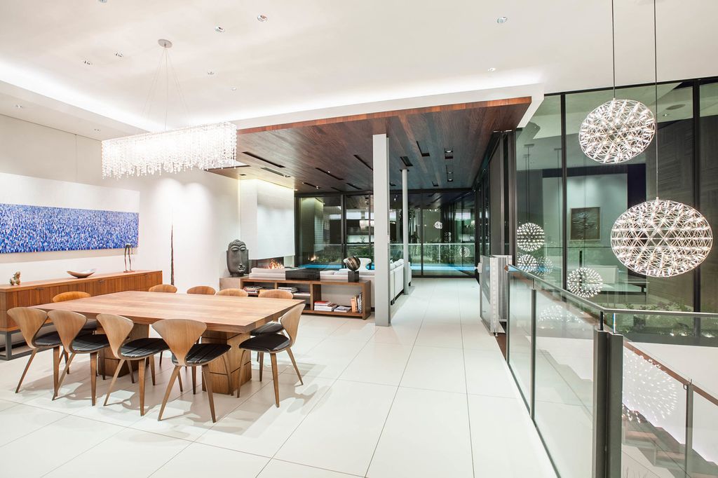 Friendly Architectural House in Florida with a sun power solar system