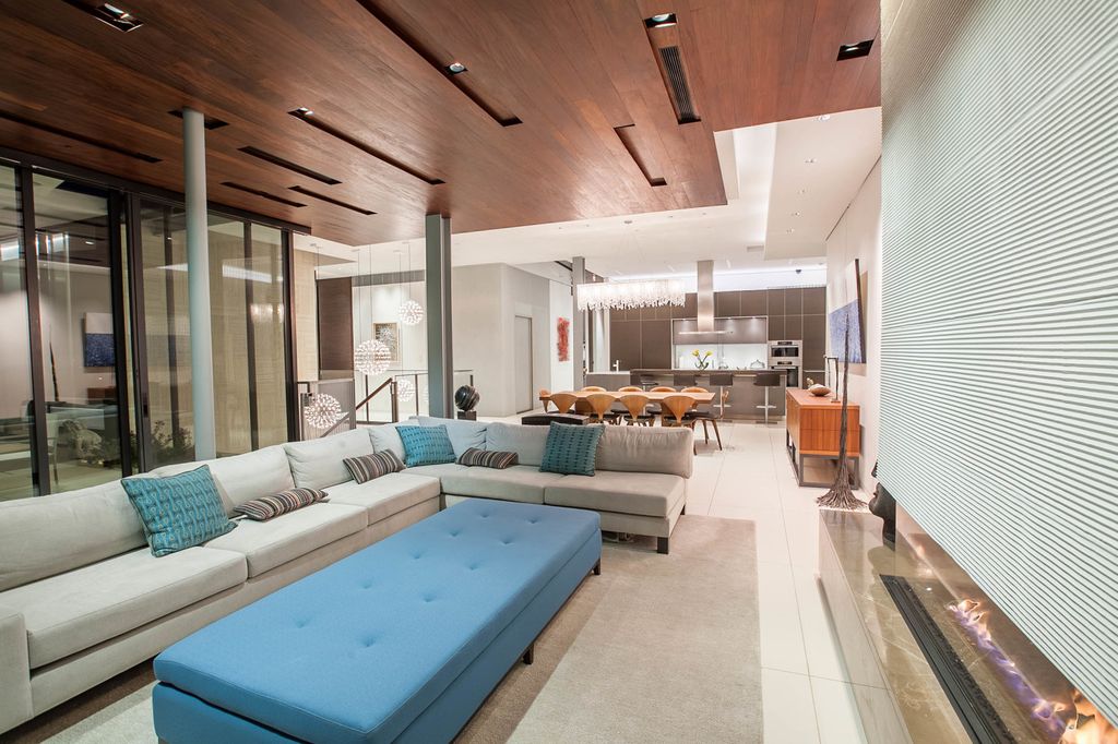 Friendly Architectural House in Florida with a sun power solar system