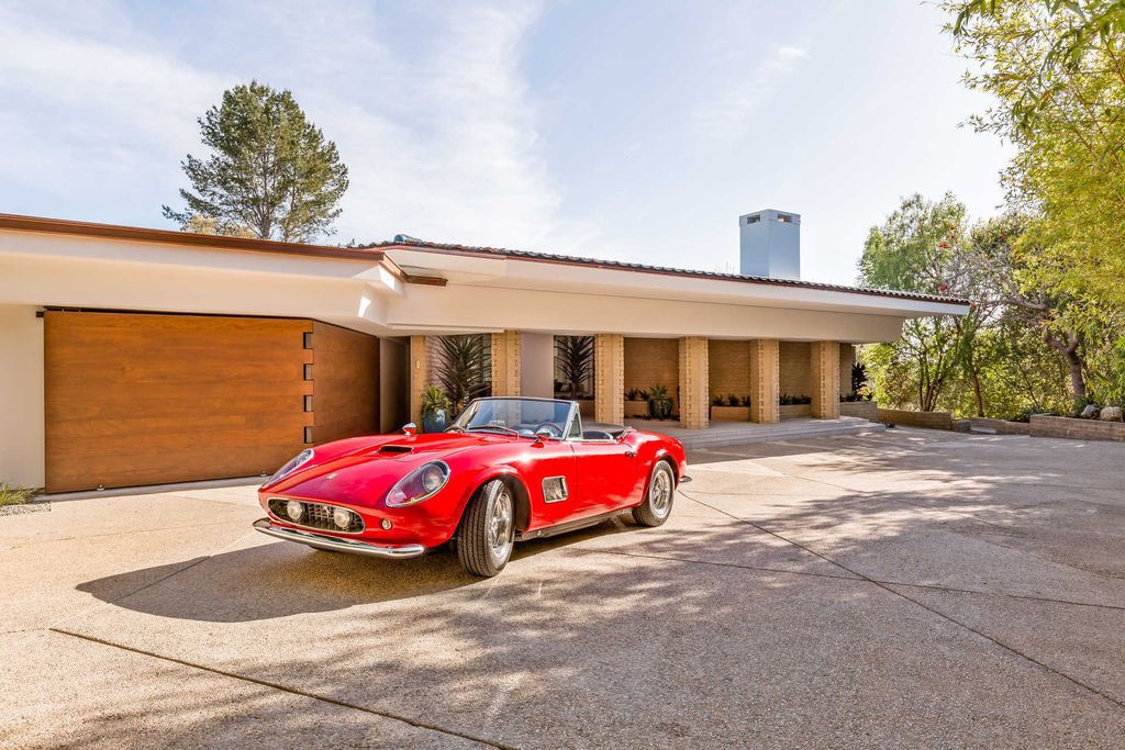 Gorgeous mid century modern home in the west of Los Angeles, California