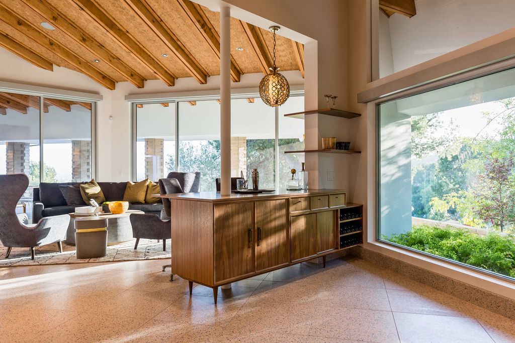 Gorgeous mid century modern home in the west of Los Angeles, California