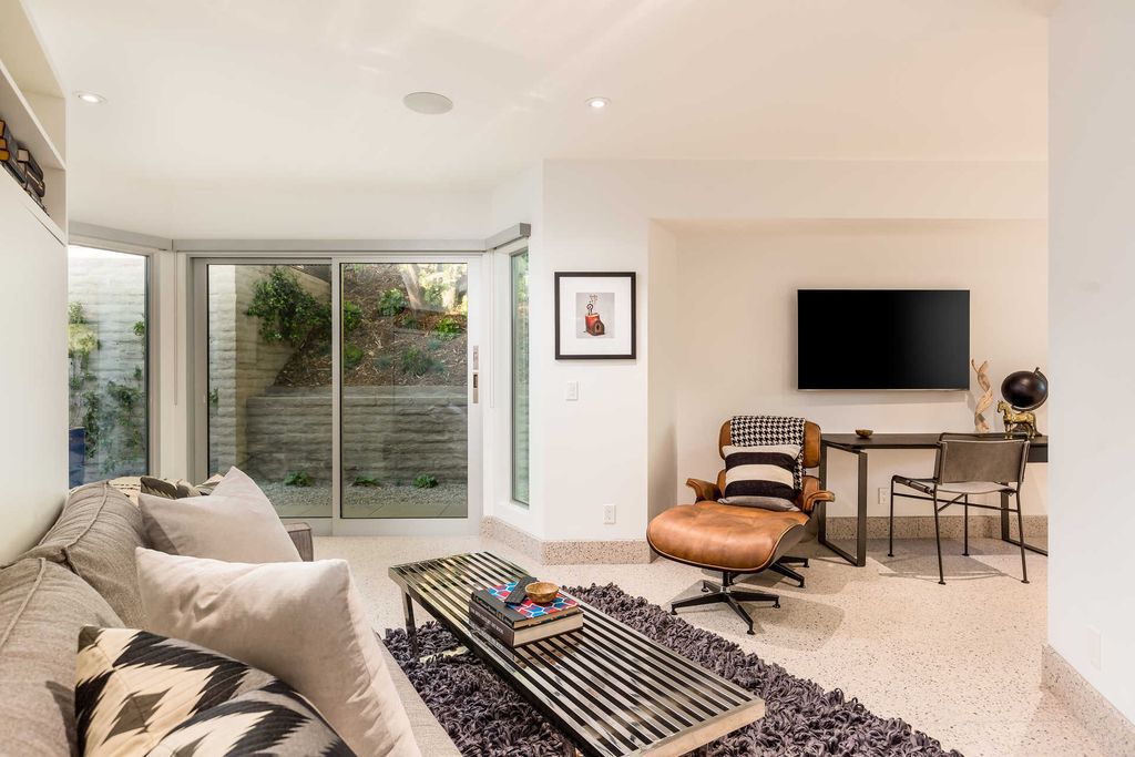 Gorgeous mid century modern home in the west of Los Angeles, California
