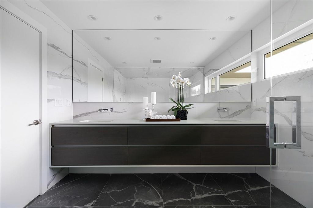 This Spectacular Modern Estate in North Vancouver, Canada was executed by prestigious Marble Construction. This is a beautiful home located at one of the most sought-after street in North Vancouver
