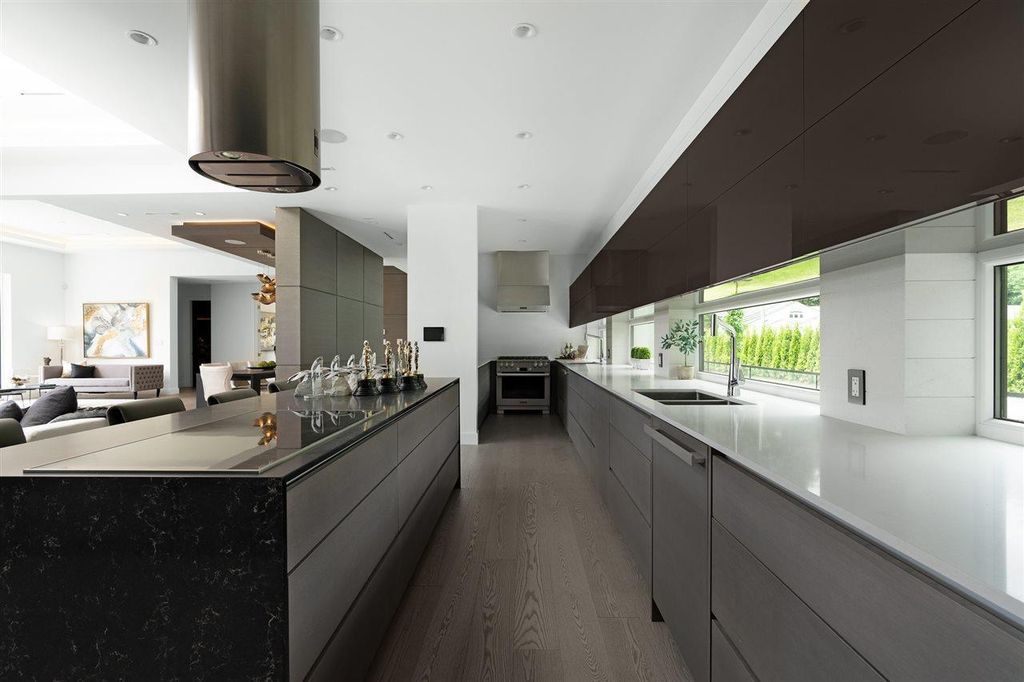 This Spectacular Modern Estate in North Vancouver, Canada was executed by prestigious Marble Construction. This is a beautiful home located at one of the most sought-after street in North Vancouver