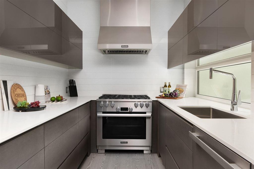This Spectacular Modern Estate in North Vancouver, Canada was executed by prestigious Marble Construction. This is a beautiful home located at one of the most sought-after street in North Vancouver
