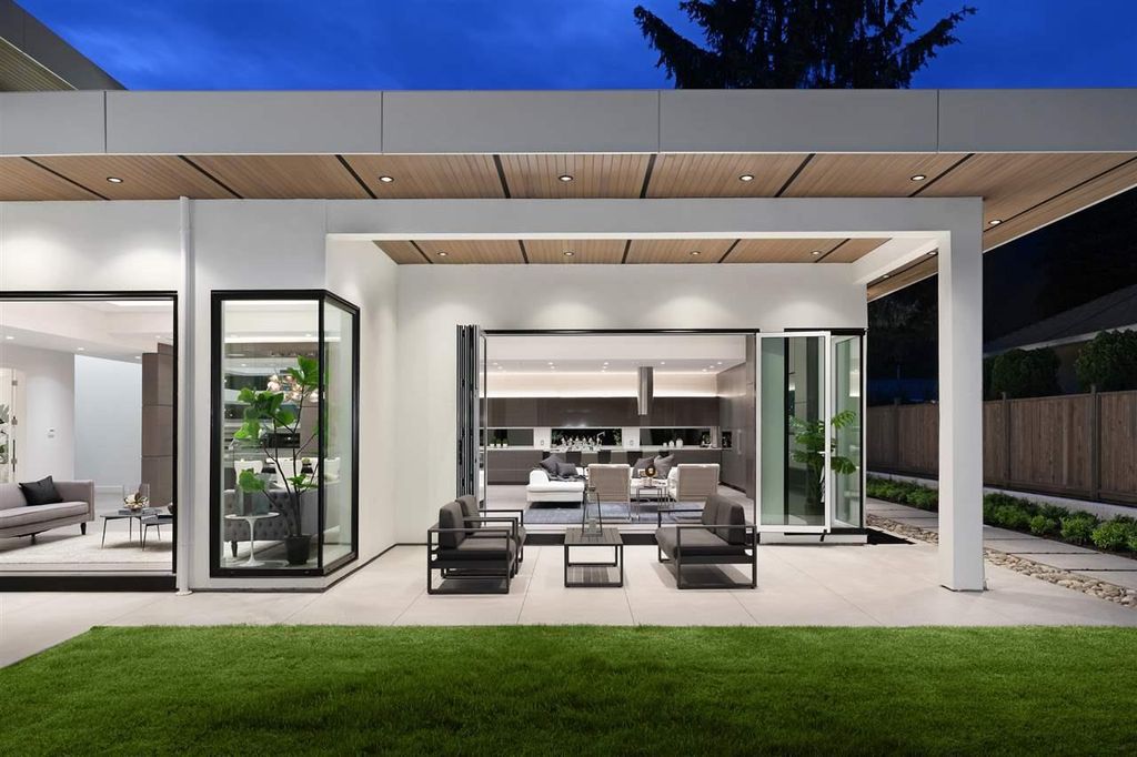 This Spectacular Modern Estate in North Vancouver, Canada was executed by prestigious Marble Construction. This is a beautiful home located at one of the most sought-after street in North Vancouver