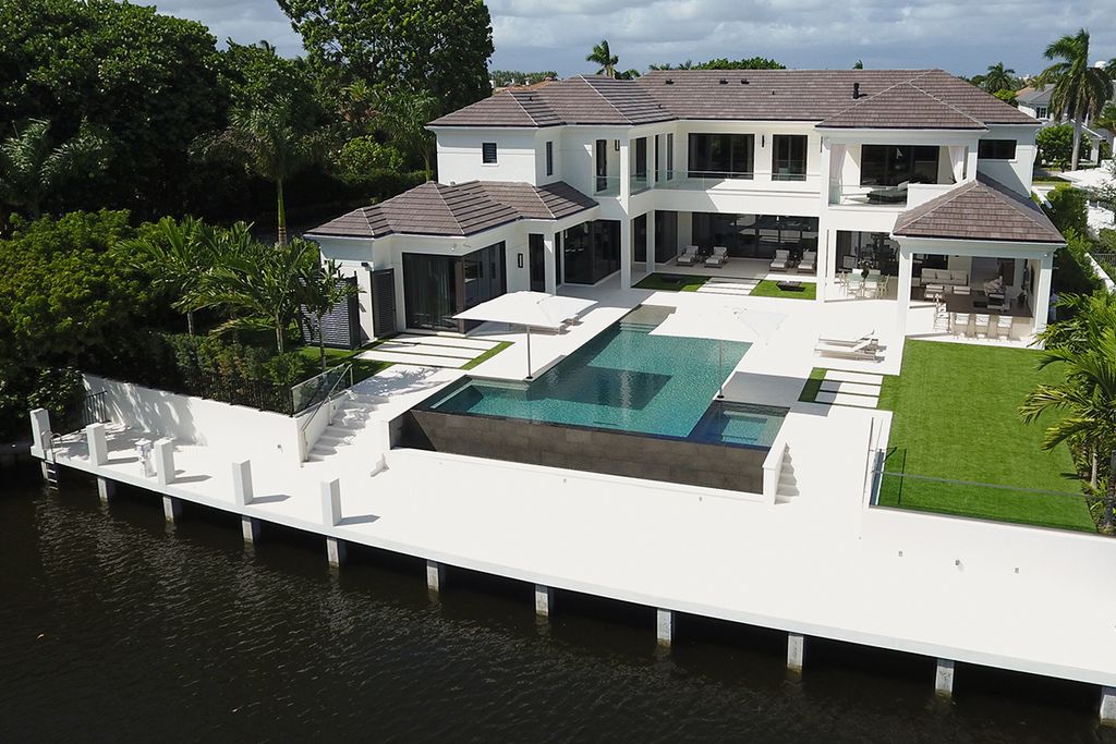 This Waterfront Dreamscape Villa in Boca Raton, Florida, was executed by prestigious SRD Building Corp. This house located in the most luxurious and exclusive of all communities, Royal Palm Yacht & Country Club