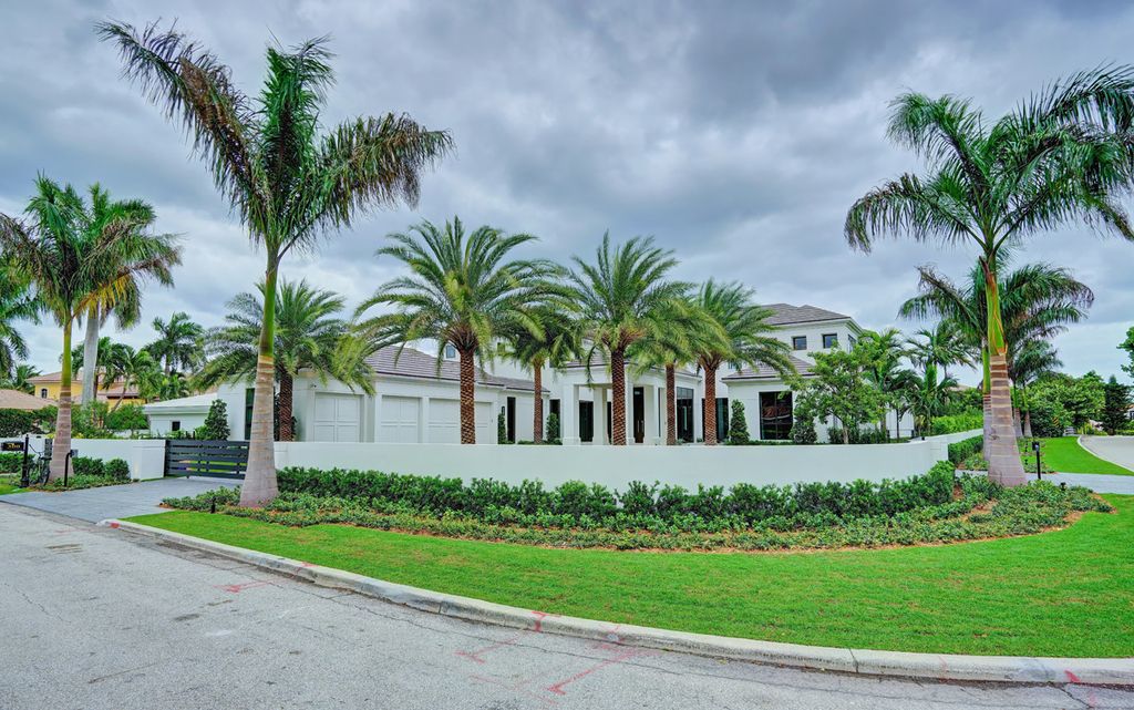 This Waterfront Dreamscape Villa in Boca Raton, Florida, was executed by prestigious SRD Building Corp. This house located in the most luxurious and exclusive of all communities, Royal Palm Yacht & Country Club