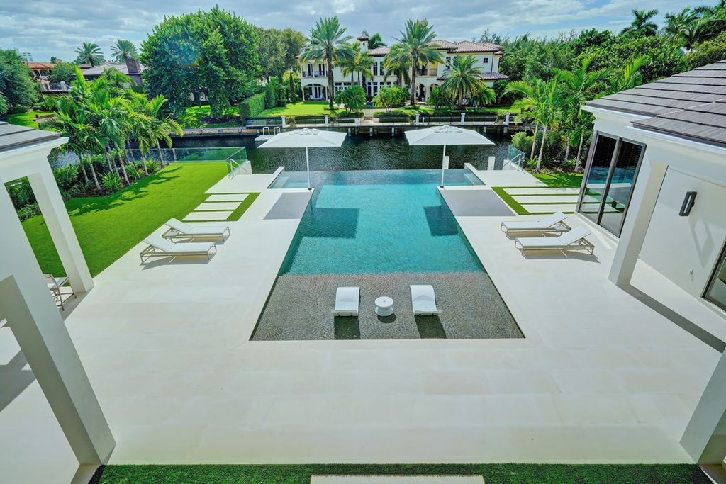 This Waterfront Dreamscape Villa in Boca Raton, Florida, was executed by prestigious SRD Building Corp. This house located in the most luxurious and exclusive of all communities, Royal Palm Yacht & Country Club