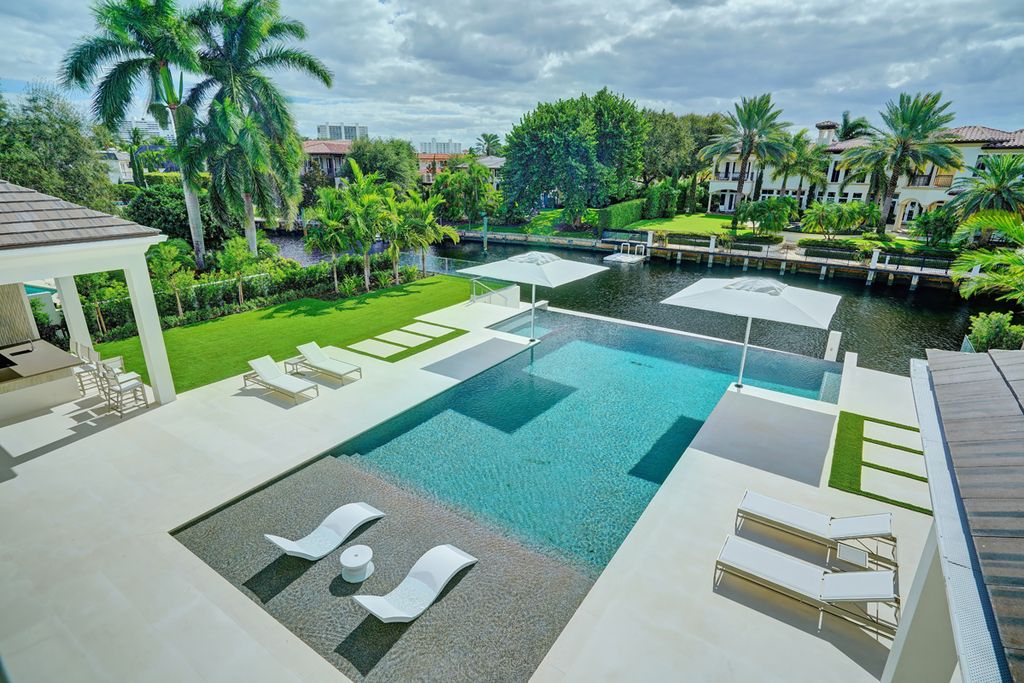 This Waterfront Dreamscape Villa in Boca Raton, Florida, was executed by prestigious SRD Building Corp. This house located in the most luxurious and exclusive of all communities, Royal Palm Yacht & Country Club
