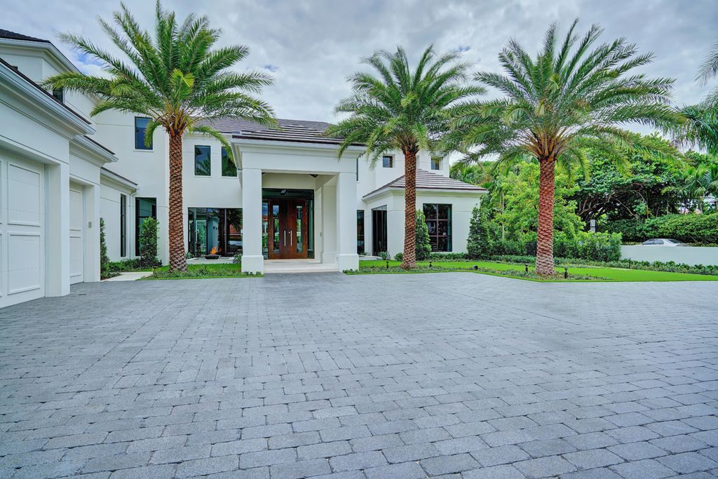 This Waterfront Dreamscape Villa in Boca Raton, Florida, was executed by prestigious SRD Building Corp. This house located in the most luxurious and exclusive of all communities, Royal Palm Yacht & Country Club