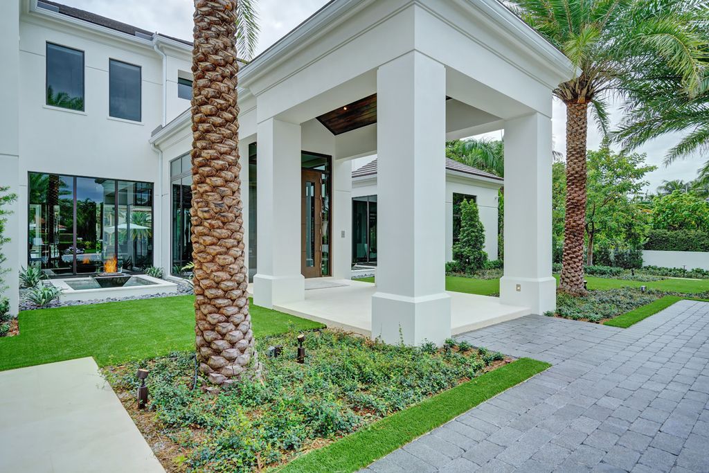 This Waterfront Dreamscape Villa in Boca Raton, Florida, was executed by prestigious SRD Building Corp. This house located in the most luxurious and exclusive of all communities, Royal Palm Yacht & Country Club