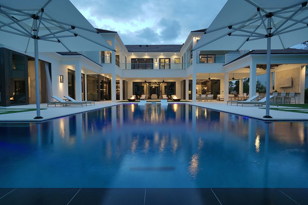 This Waterfront Dreamscape Villa in Boca Raton, Florida, was executed by prestigious SRD Building Corp. This house located in the most luxurious and exclusive of all communities, Royal Palm Yacht & Country Club