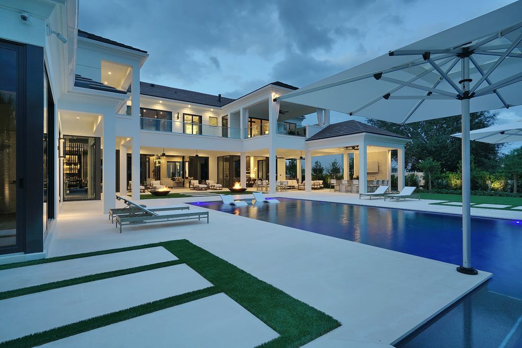 This Waterfront Dreamscape Villa in Boca Raton, Florida, was executed by prestigious SRD Building Corp. This house located in the most luxurious and exclusive of all communities, Royal Palm Yacht & Country Club