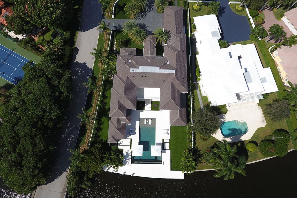 This Waterfront Dreamscape Villa in Boca Raton, Florida, was executed by prestigious SRD Building Corp. This house located in the most luxurious and exclusive of all communities, Royal Palm Yacht & Country Club