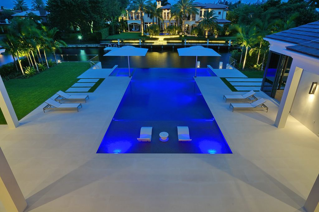 This Waterfront Dreamscape Villa in Boca Raton, Florida, was executed by prestigious SRD Building Corp. This house located in the most luxurious and exclusive of all communities, Royal Palm Yacht & Country Club