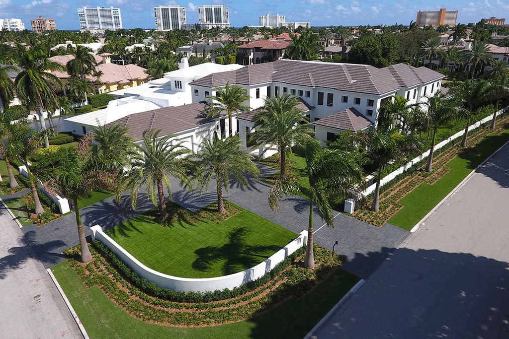 This Waterfront Dreamscape Villa in Boca Raton, Florida, was executed by prestigious SRD Building Corp. This house located in the most luxurious and exclusive of all communities, Royal Palm Yacht & Country Club