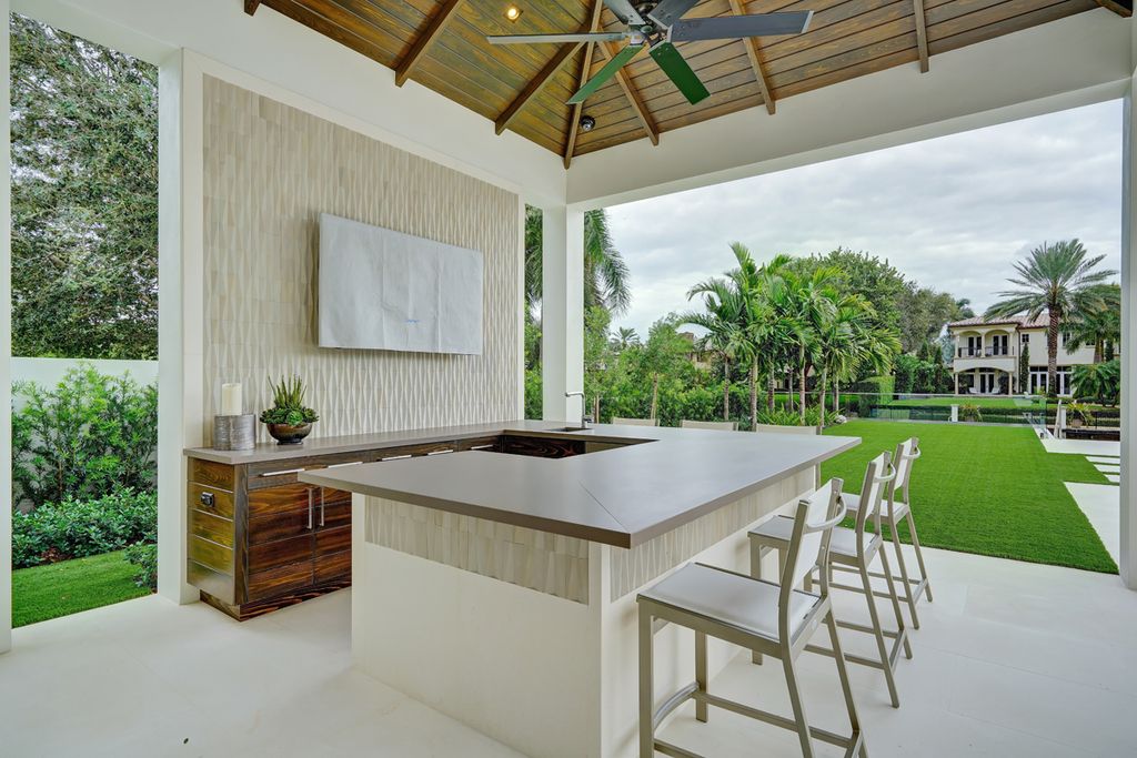 This Waterfront Dreamscape Villa in Boca Raton, Florida, was executed by prestigious SRD Building Corp. This house located in the most luxurious and exclusive of all communities, Royal Palm Yacht & Country Club