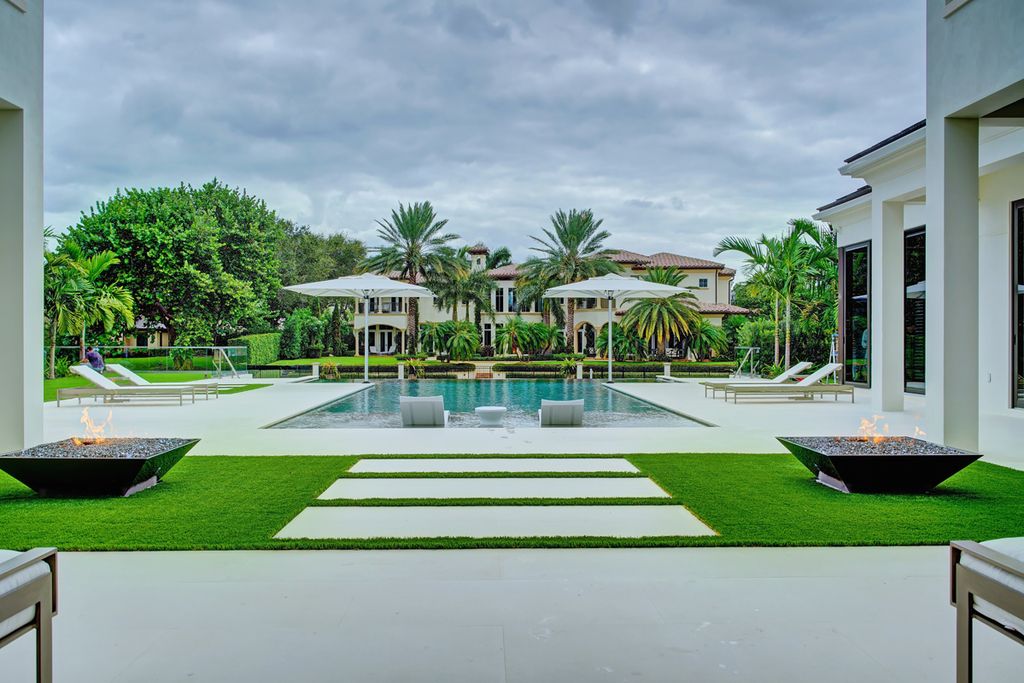 This Waterfront Dreamscape Villa in Boca Raton, Florida, was executed by prestigious SRD Building Corp. This house located in the most luxurious and exclusive of all communities, Royal Palm Yacht & Country Club