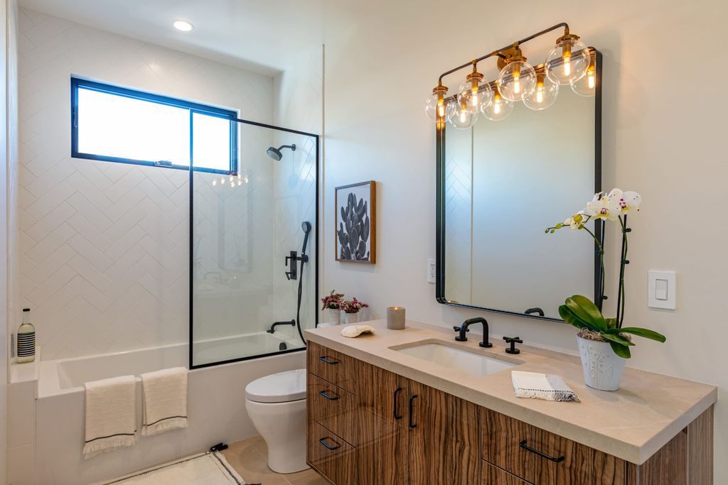 An Architectural Modern Farmhouse in Beverly Hills listed for 5375000 18