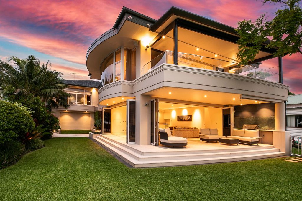 Beachfront villa in New South Wales with Gunnamatta Bay view for sale