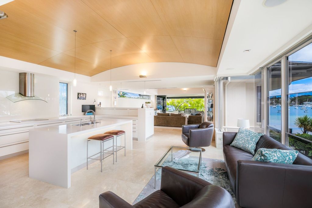 Beachfront villa in New South Wales with Gunnamatta Bay view for sale