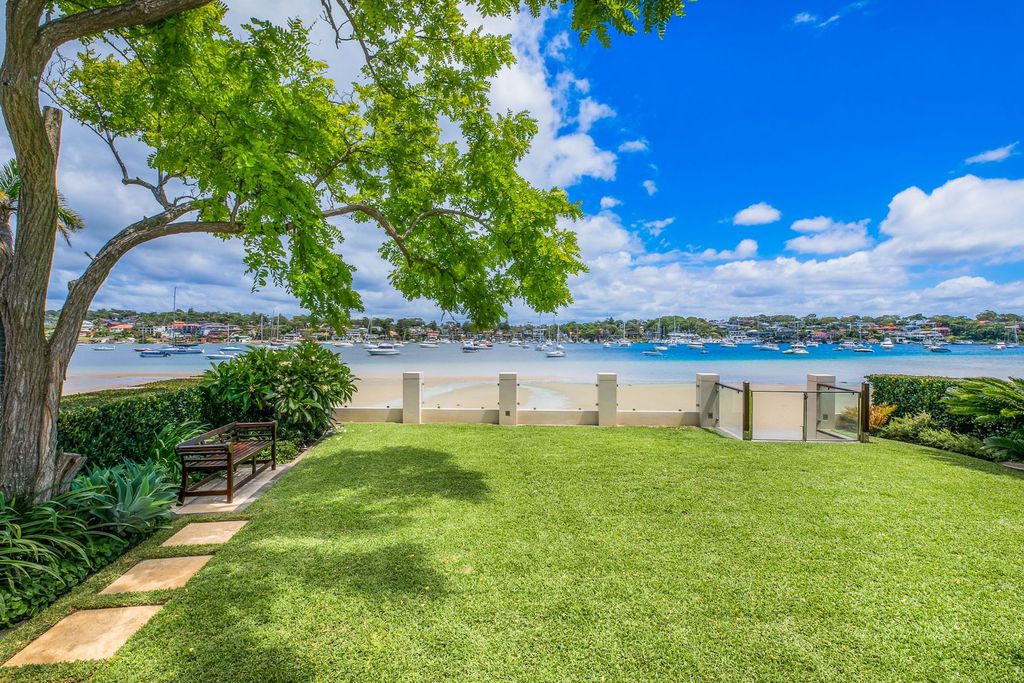 Beachfront villa in New South Wales with Gunnamatta Bay view for sale 7