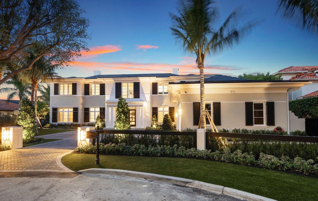 This Magnificent Home in Florida was executed by prestigious Wietsma Lippolis Construction. This home has lavish finishes, attention to detail, and outstanding craftsmanship