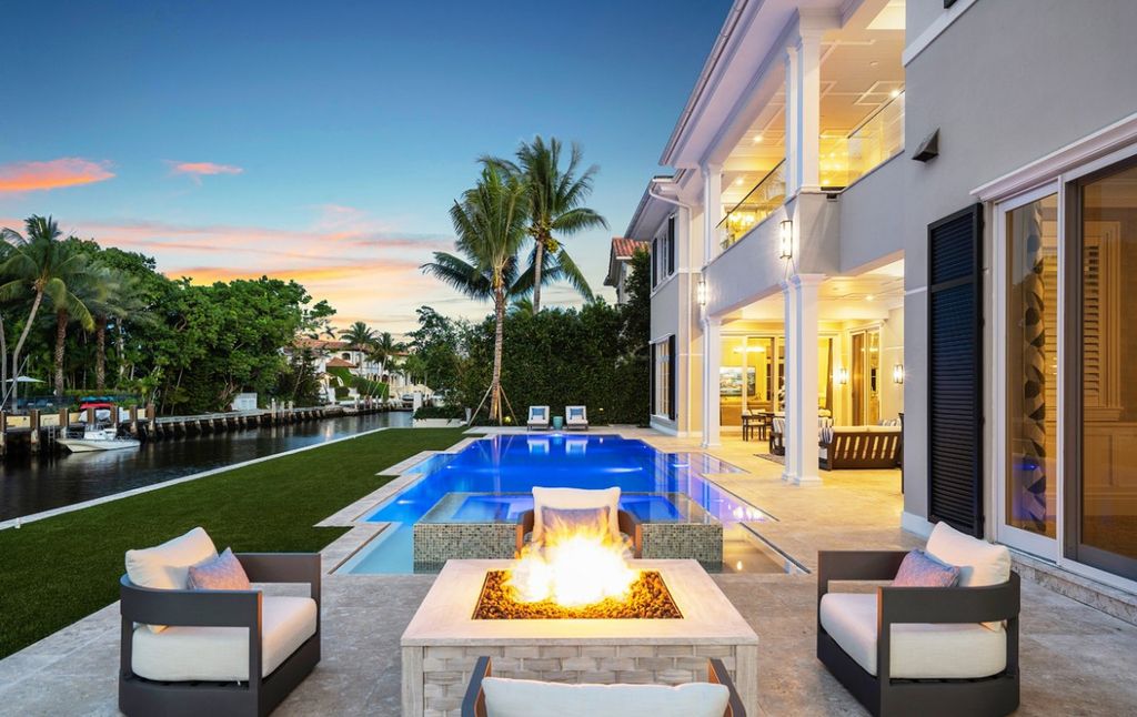 This Magnificent Home in Florida was executed by prestigious Wietsma Lippolis Construction. This home has lavish finishes, attention to detail, and outstanding craftsmanship