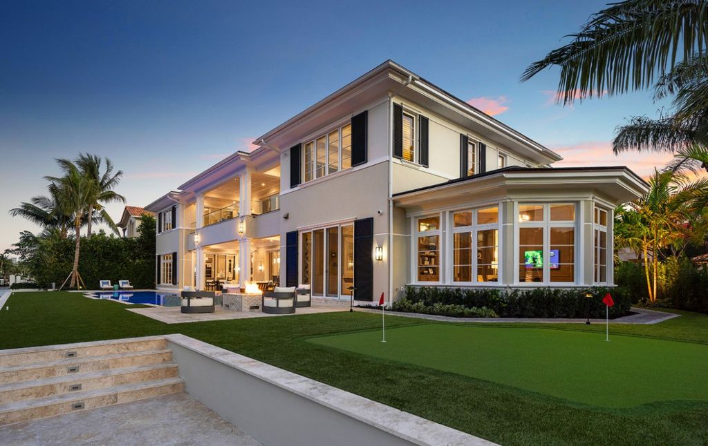 This Magnificent Home in Florida was executed by prestigious Wietsma Lippolis Construction. This home has lavish finishes, attention to detail, and outstanding craftsmanship