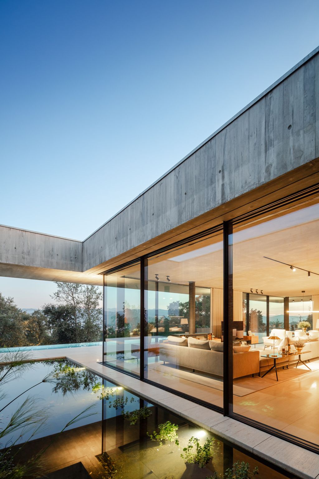 Cork Trees House by Trama Arquitetos a Raw concrete floats over Horizon 1